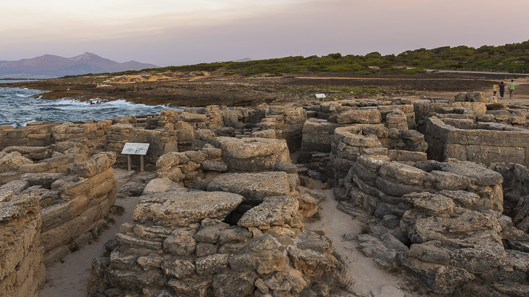 Tombes vora el mar